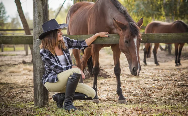 Paardenboerderij Concept Hobby Ruiter Vrouw Praat Met Een Paard Eco — Stockfoto