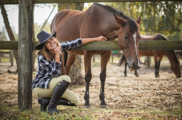 Paardenboerderij Concept Hobby Ruiter Vrouw Praat Met Een Paard Eco — Stockfoto