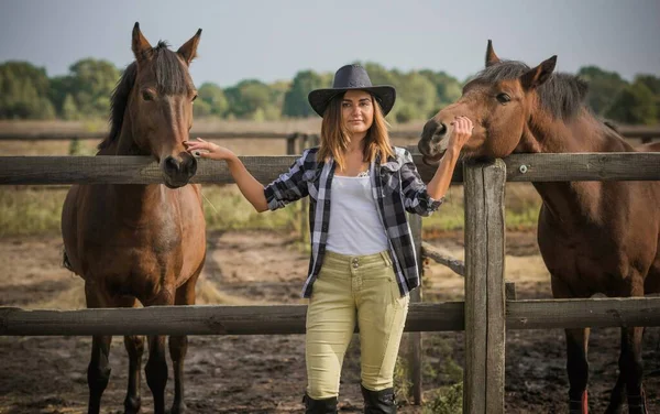 Conceito Fazenda Cavalos Hobby Cavaleiro Mulher Conversa Com Cavalo Eco — Fotografia de Stock