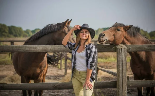 Koncept Koňské Farmy Koníček Jezdec Žena Mluví Koněm Ekoturistika — Stock fotografie