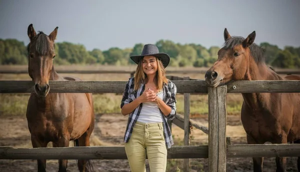 Concetto Fattoria Cavallo Hobby Cavaliere Donna Parlare Con Cavallo Eco — Foto Stock