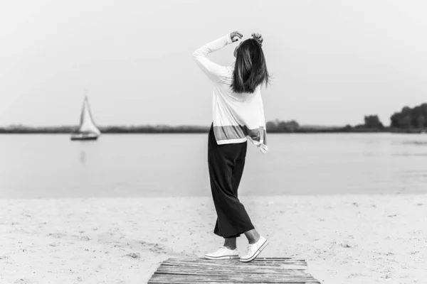 Concepto Viaje Viaje Foto Filosófica Una Joven Moderna Playa Estilo — Foto de Stock