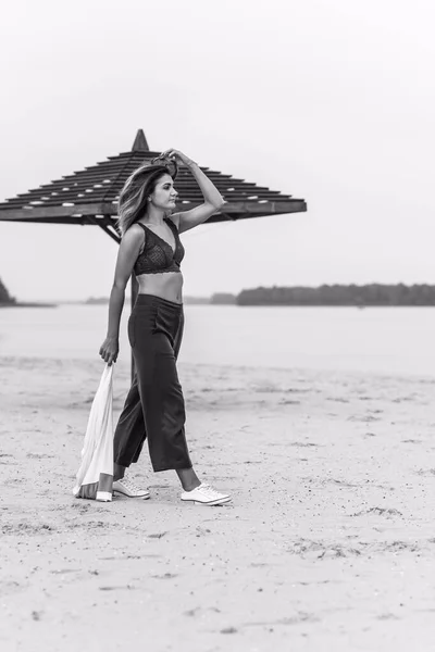 旅行和旅程的概念 现代女子在海滩上的哲学照片 穿着简约主义风格 — 图库照片