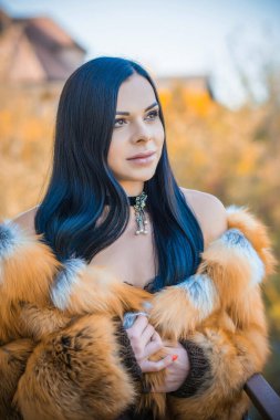 Tilki kürklü bir kadın, boğazında bir boğaz. Kadın güzelliği ve klasik moda kavramı