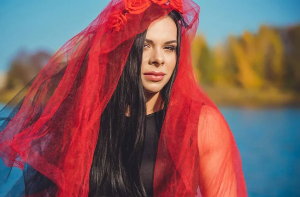 Mujer Con Velo Rojo Vestido Negro Concepto Belleza Femenina Moda —  Fotos de Stock
