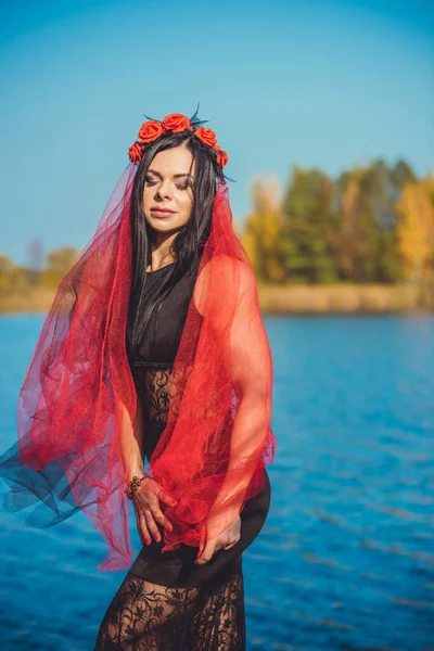 Mujer Con Velo Rojo Vestido Negro Concepto Belleza Femenina Moda —  Fotos de Stock