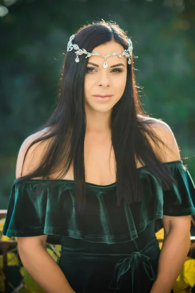 Mulher Diadema Brilho Branco Vestido Veludo Verde Conceito Mulher Beleza — Fotografia de Stock