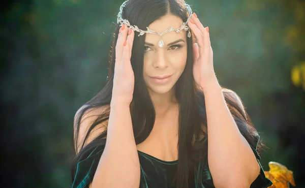 Mujer Diadema Brillo Blanco Vestido Terciopelo Verde Concepto Belleza Femenina — Foto de Stock