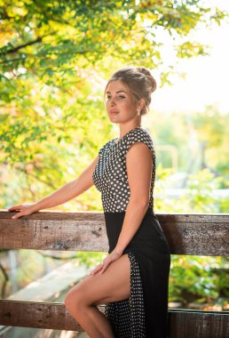 Zarif puantiyeli elbise, klasik koleksiyon, modaya uygun moda anlayışı, açık havada güzel bir kadın.