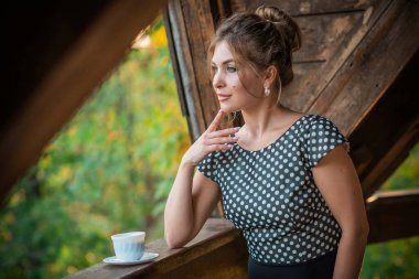 Zarif puantiyeli elbise, klasik koleksiyon, modaya uygun moda anlayışı, açık havada güzel bir kadın.