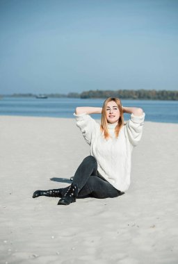 Mutlu portre, güzel kızıl saçlar ve bahar zamanı kumsalda boy kadınlar.