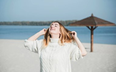 Mutlu portre, güzel kızıl saçlar ve bahar zamanı kumsalda boy kadınlar.