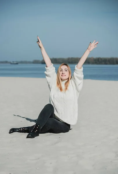 Glückliches Porträt Netter Natürlicher Rotschopf Große Frauen Strand Frühling — Stockfoto