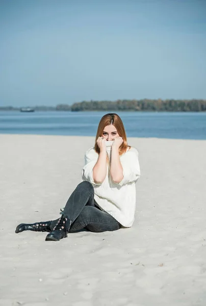 Glückliches Porträt Netter Natürlicher Rotschopf Große Frauen Strand Frühling — Stockfoto