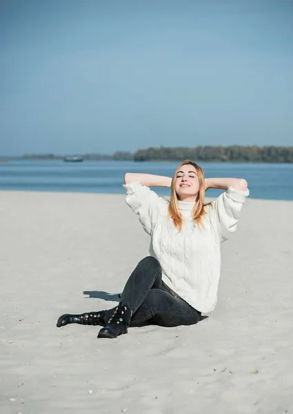 Glückliches Porträt Netter Natürlicher Rotschopf Große Frauen Strand Frühling — Stockfoto