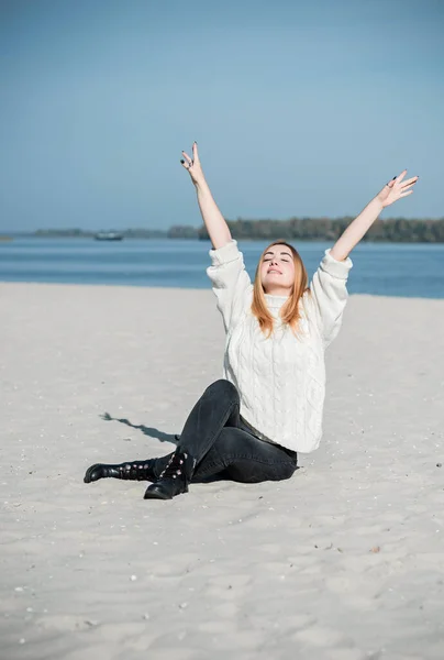 Glückliches Porträt Netter Natürlicher Rotschopf Große Frauen Strand Frühling — Stockfoto