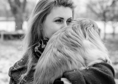 Köpeğiyle parkta yürüyüş yapan hoş bir genç bayan. En iyi arkadaşlık kızı ve son sınıf köpeği. Köpek sahibinin psikolojisi