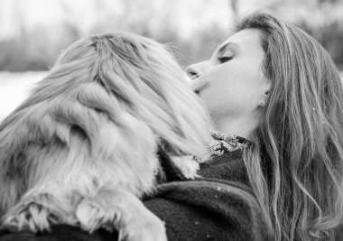 Köpeğiyle parkta yürüyüş yapan hoş bir genç bayan. En iyi arkadaşlık kızı ve son sınıf köpeği. Köpek sahibinin psikolojisi