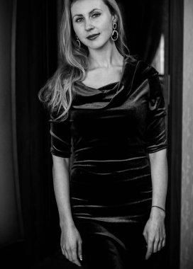 Genç bayan bu akşam için bir randevuya çıkıyor. Akşam kadife elbiseli ve güzel küpeli bir kadın erkek arkadaşını bekliyor.