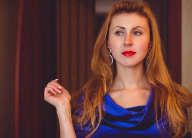 Genç bayan bu akşam için bir randevuya çıkıyor. Akşam kadife elbiseli ve güzel küpeli bir kadın erkek arkadaşını bekliyor.