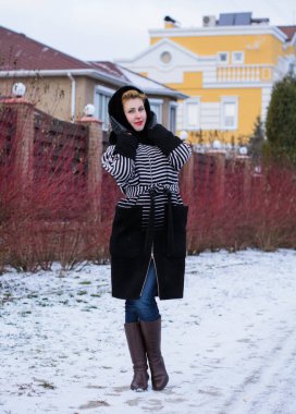 Kış tatili konsepti. İlham ve peri soğuk zamanı. Sıcak ve şık giyinmiş bir kadın. Dışarıda çok hoş bir bayan var. Seyahatler ve macera tatili, karlı Noel zamanı