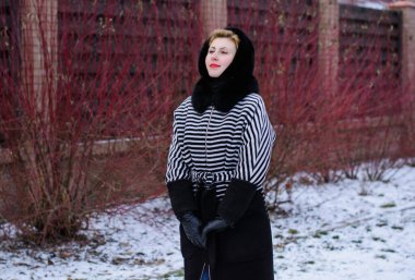 Kış tatili konsepti. İlham ve peri soğuk zamanı. Sıcak ve şık giyinmiş bir kadın. Dışarıda çok hoş bir bayan var. Seyahatler ve macera tatili, karlı Noel zamanı