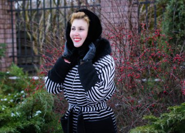 Kış tatili konsepti. İlham ve peri soğuk zamanı. Sıcak ve şık giyinmiş bir kadın. Dışarıda çok hoş bir bayan var. Seyahatler ve macera tatili, karlı Noel zamanı