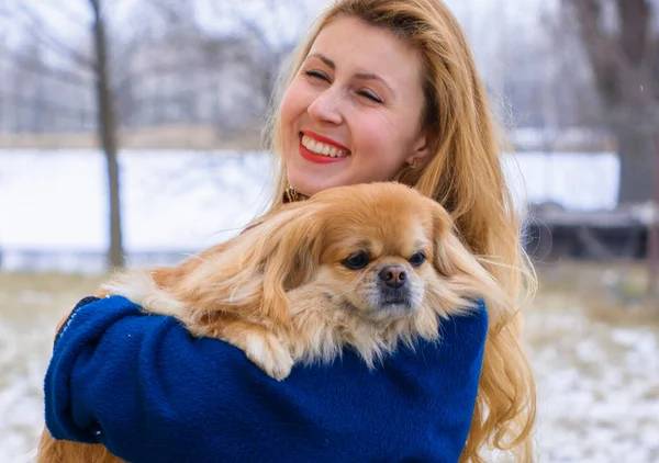 Wanita Muda Yang Baik Berjalan Jalan Dengan Anjingnya Beristirahat Taman — Stok Foto