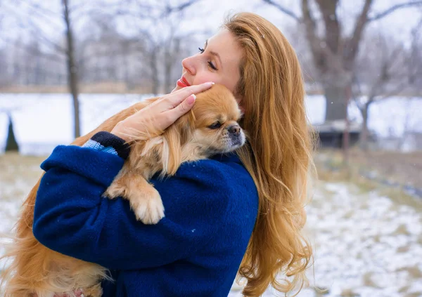 Wanita Muda Yang Baik Berjalan Jalan Dengan Anjingnya Beristirahat Taman — Stok Foto