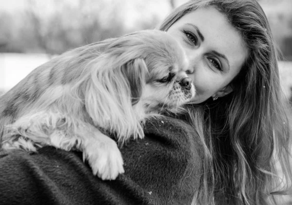 Trevlig Ung Kvinna Promenad Med Sin Hund Vilar Parken Bästa — Stockfoto