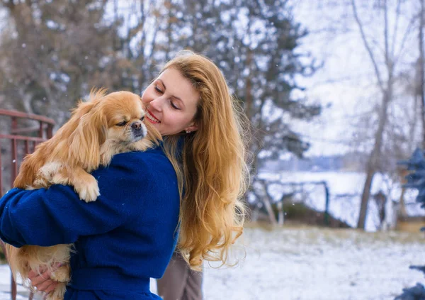 Milá Mladá Žena Procházce Psem Odpočívajícím Parku Nejlepší Kámoška Starší — Stock fotografie