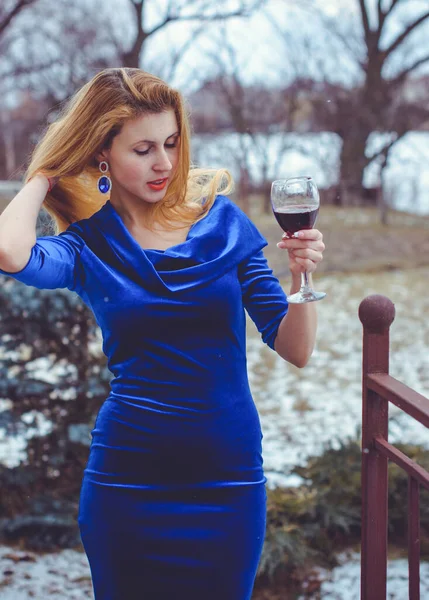 Жінка Келихом Вина Природі Ретро Блакитній Сукні Концепція Проблеми Жінок — стокове фото