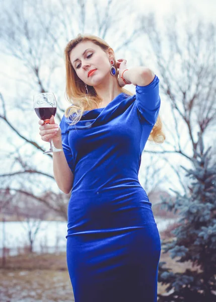 Жінка Келихом Вина Природі Ретро Блакитній Сукні Концепція Проблеми Жінок — стокове фото