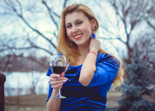 一个带着酒杯的女人 穿着复古的蓝色连衣裙 妇女与酗酒问题的概念 — 图库照片