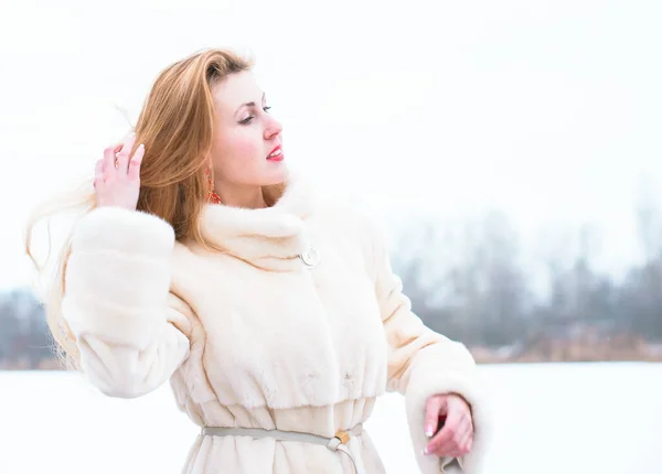 Wintervakantie Concept Inspiratie Koude Feeëntijd Vrouw Warme Stijlvolle Kleren Aardige — Stockfoto