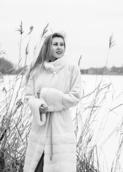 Zimowe Wakacje Inspiracja Czas Zimna Wróżki Kobieta Ciepłych Stylowych Ubrań — Zdjęcie stockowe