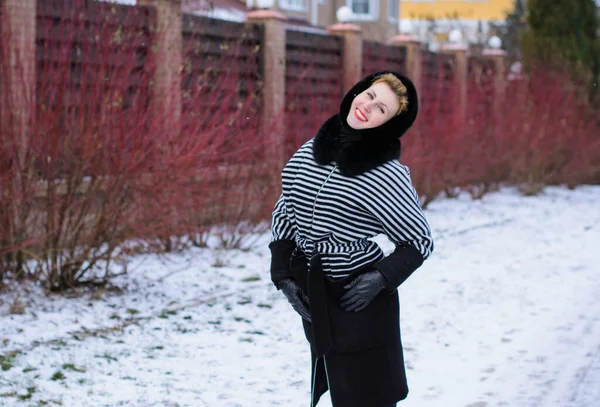 Zimowe Wakacje Inspiracja Czas Zimna Wróżki Kobieta Ciepłych Stylowych Ubrań — Zdjęcie stockowe