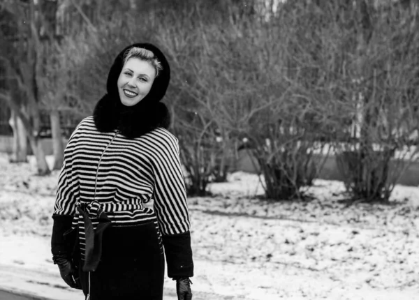 Концепция Зимнего Отдыха Вдохновение Холодное Время Феи Женщина Теплой Стильной — стоковое фото