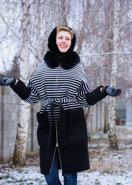 Winterferienkonzept Inspiration Und Märchenhafte Kälte Frau Warmer Stylischer Kleidung Ziemlich — Stockfoto