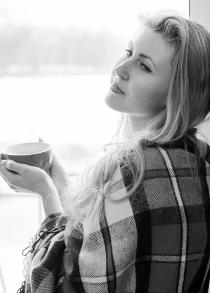 Χαριτωμένη Γυναίκα Αυτο Απομόνωση Πίνοντας Ζεστό Καφέ Κάθεται Στο Παράθυρο — Φωτογραφία Αρχείου