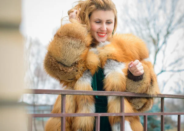 Elegante Dama Estilo Vintage Ropa Ella Está Vestida Con Vestido — Foto de Stock