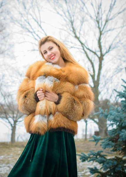 고전적 스타일의 그녀는 드레스와 코트를 — 스톡 사진