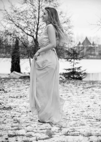Karlı Bahçede Uzun Elbiseli Güzel Bir Genç Kız Hollywood Şıklığı — Stok fotoğraf