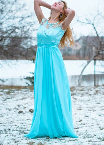 Menina Bonita Vestido Longo Jardim Nevado Estilo Chique Princesa Hollywood — Fotografia de Stock