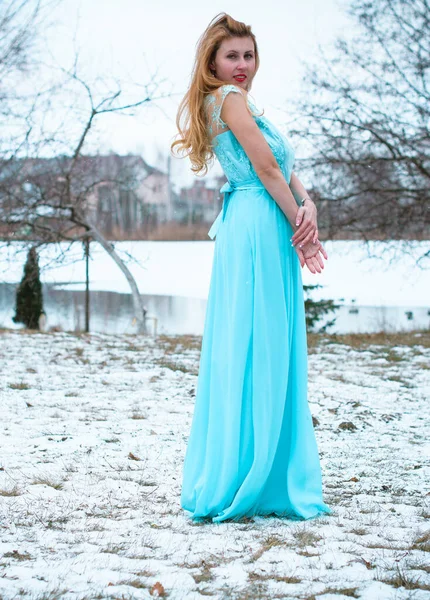 Menina Bonita Vestido Longo Jardim Nevado Estilo Chique Princesa Hollywood — Fotografia de Stock