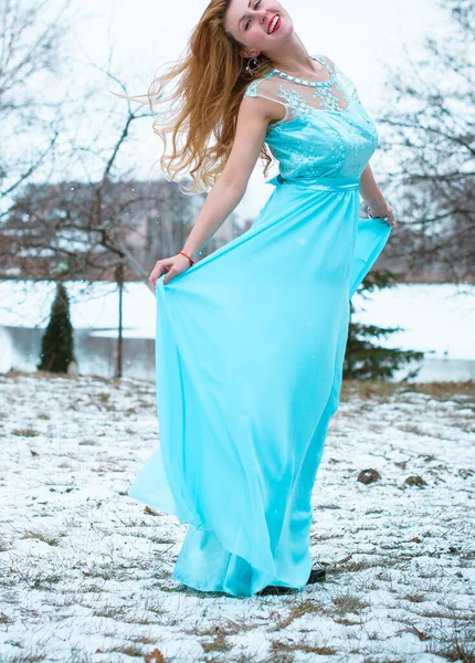 Красива Дівчина Довгому Платті Сніжному Городі Голлівуд Стиль Принцеси Зимова — стокове фото