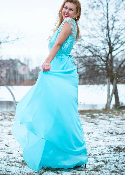 Hermosa Joven Vestido Largo Jardín Cubierto Nieve Hollywood Chic Estilo — Foto de Stock