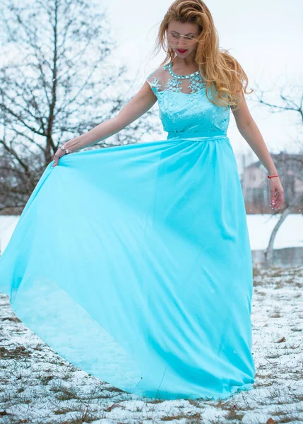 Красивая Молодая Девушка Длинном Платье Снежном Саду Голливудский Шик Принцесса — стоковое фото