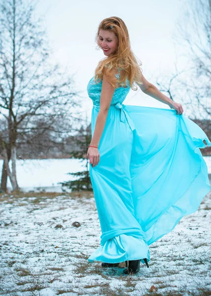 Karlı Bahçede Uzun Elbiseli Güzel Bir Genç Kız Hollywood Şıklığı — Stok fotoğraf