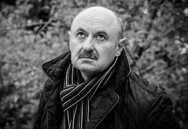 Olgun Avrupalı ya da Amerikalı erkek, filozofik portre, yaşlı yaşlı açık hava